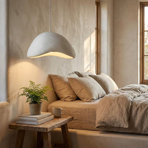 Suspension Wabi Sabi blanche dans une chambre minimaliste Japandi