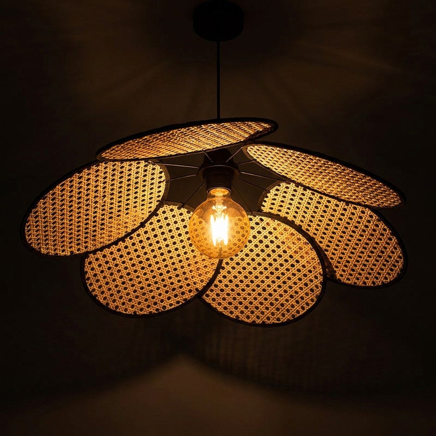Lustre rotin pétales tressés détail gros plan lumière tamisée