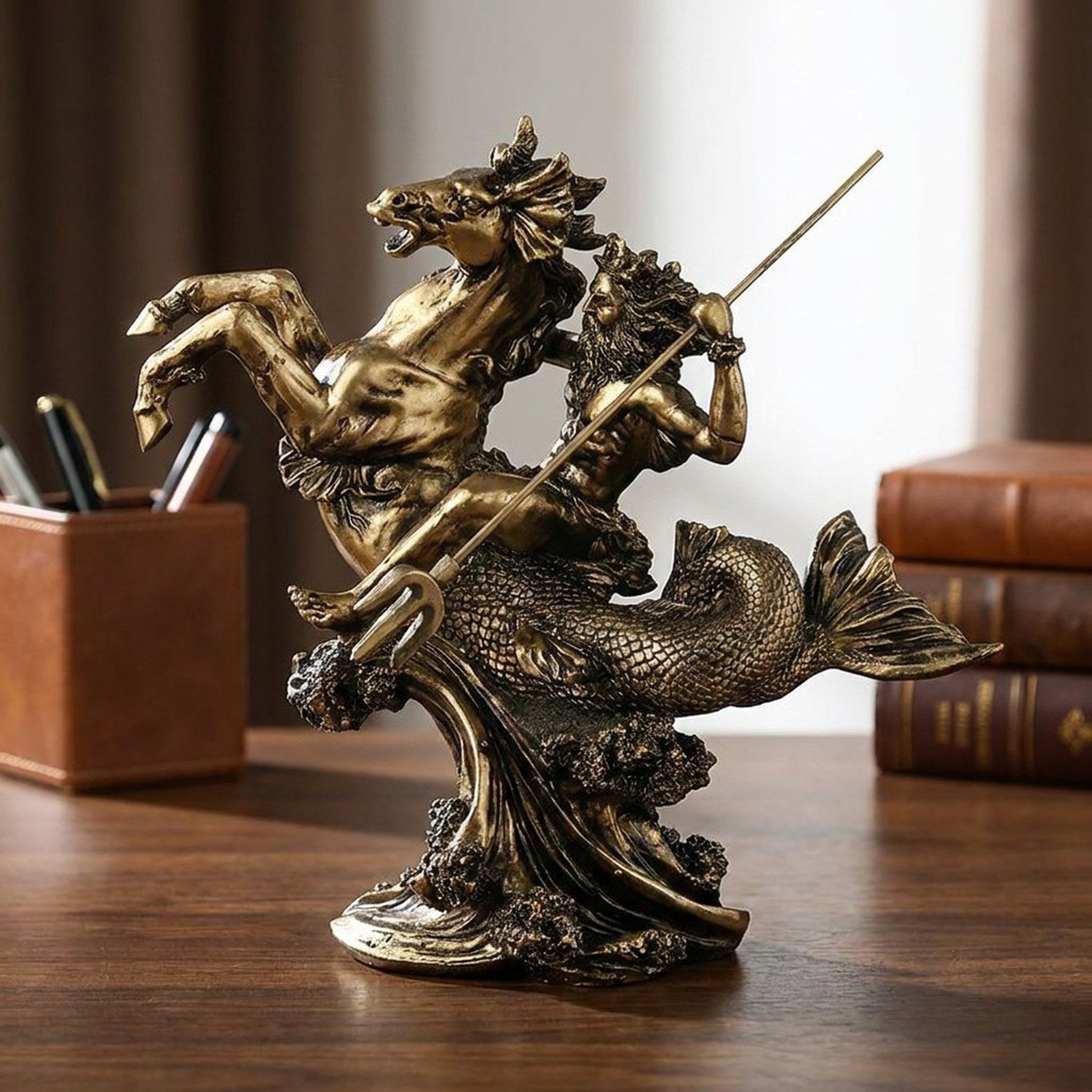 Statue Poséidon mythologie grecque sur un bureau en bois d'un bureau à domicile