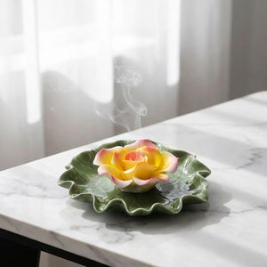 Porte-encens pivoine jaune sur marbre près fenêtre