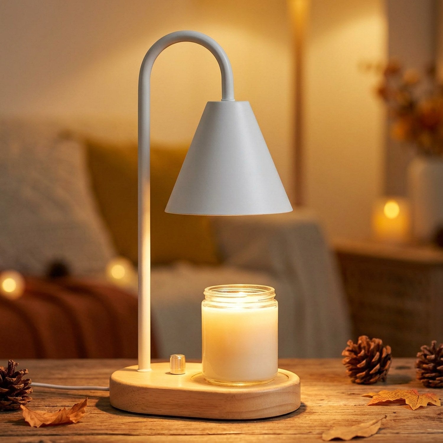 Chauffe-bougie électrique sur table en bois avec pommes de pin ambiance automnale