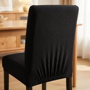 Détail du plissé élastique à l'arrière d'une housse de chaise noire