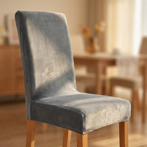 Détail du velours moelleux d'une housse de chaise grise