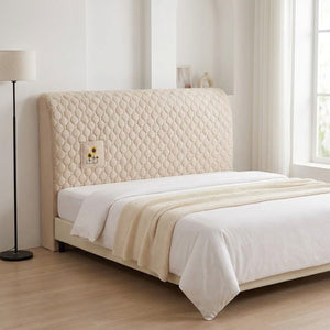 Housse de tête de lit beige dans une chambre moderne avec jeté de lit