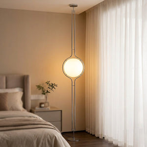 Lampadaire plafond-sol à boule blanche allumé – ambiance intérieure 2