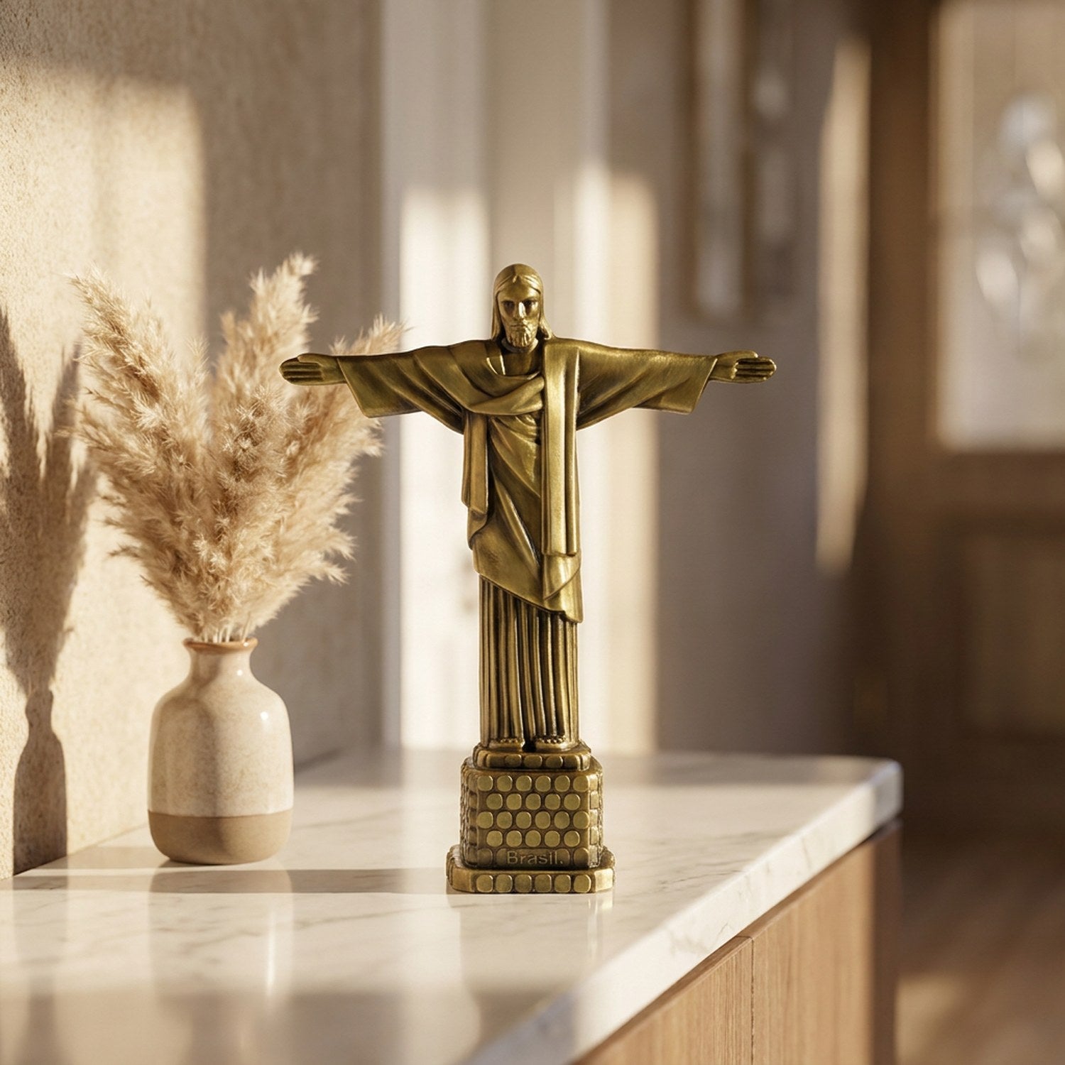 Statue Christ Rédempteur sur une console en marbre dans une entrée