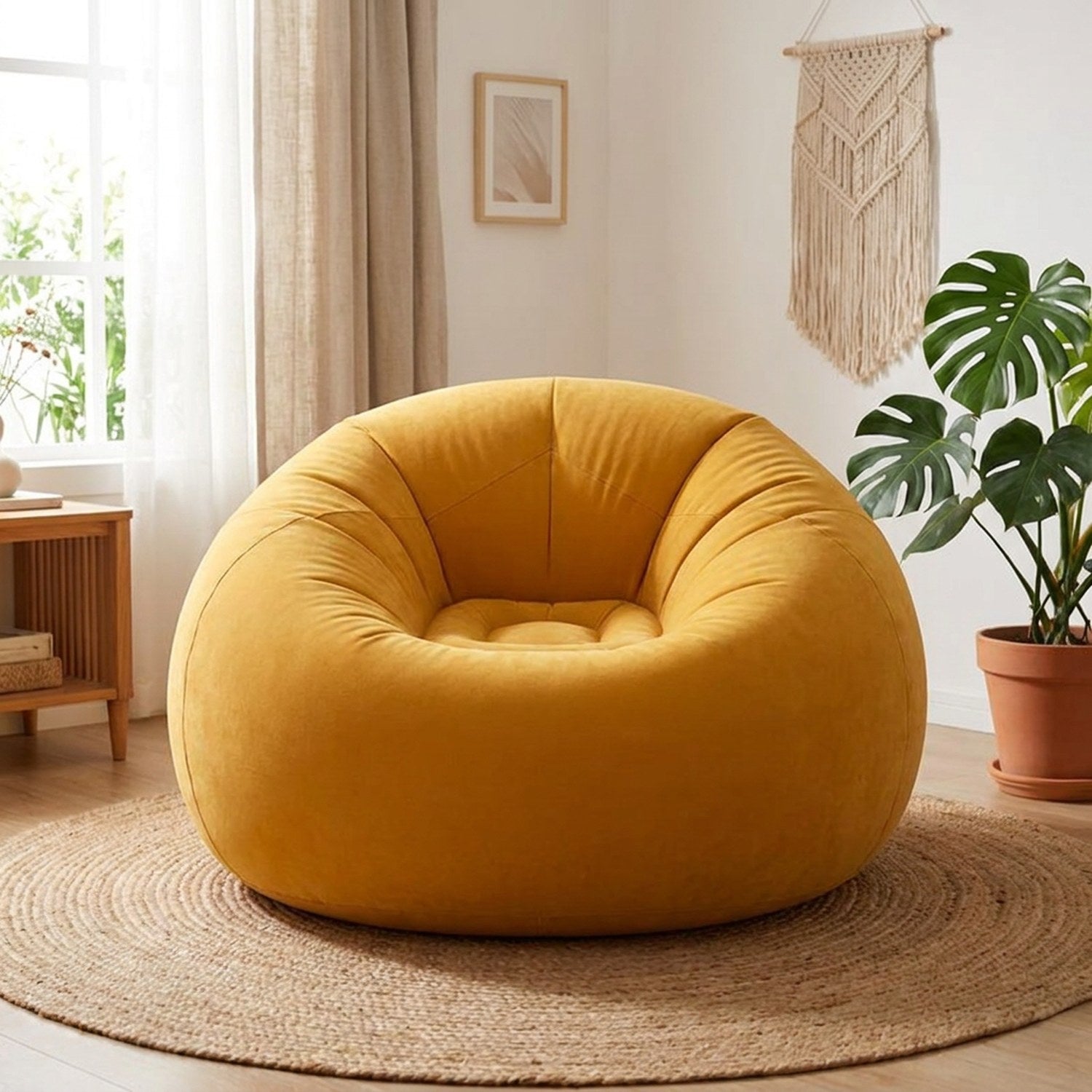 Pouf gonflable jaune dans un salon bohème sur un tapis en fibre naturelle