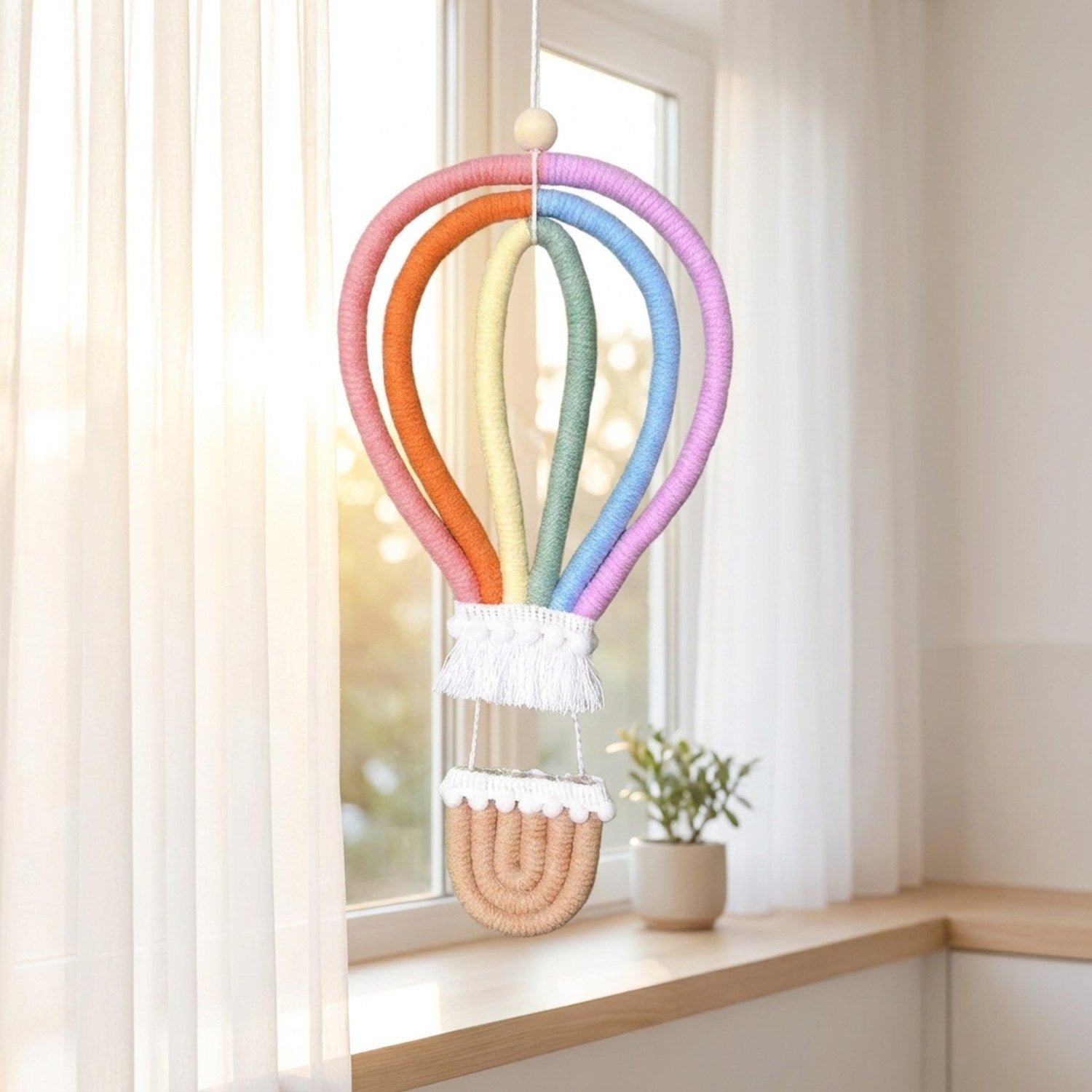 Ornement suspendu arc-en-ciel lumière naturelle fenêtre