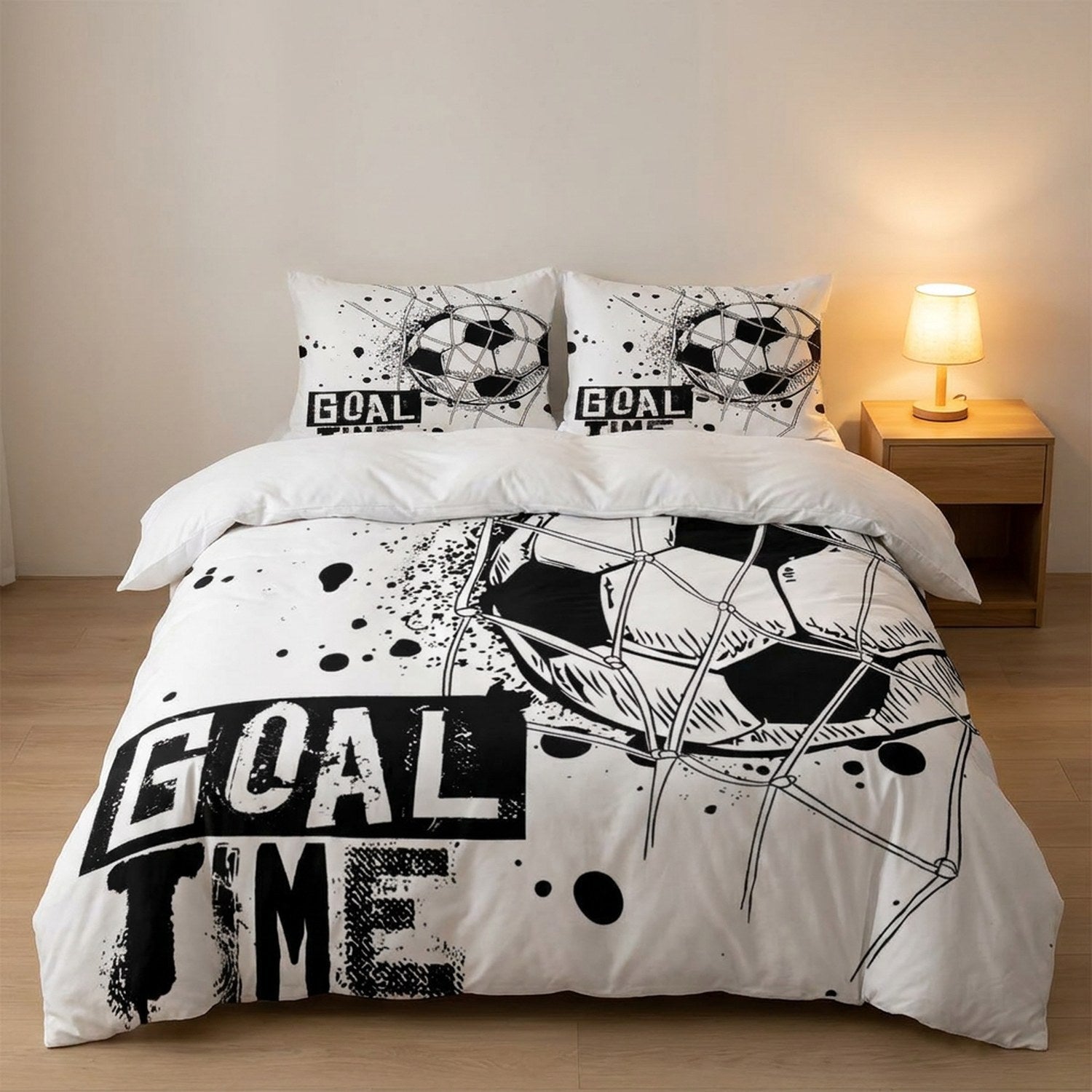 Housse de couette de football dans une chambre moderne épurée avec table de chevet en bois
