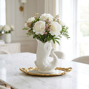Vase poisson koi blanc avec pivoines sur marbre