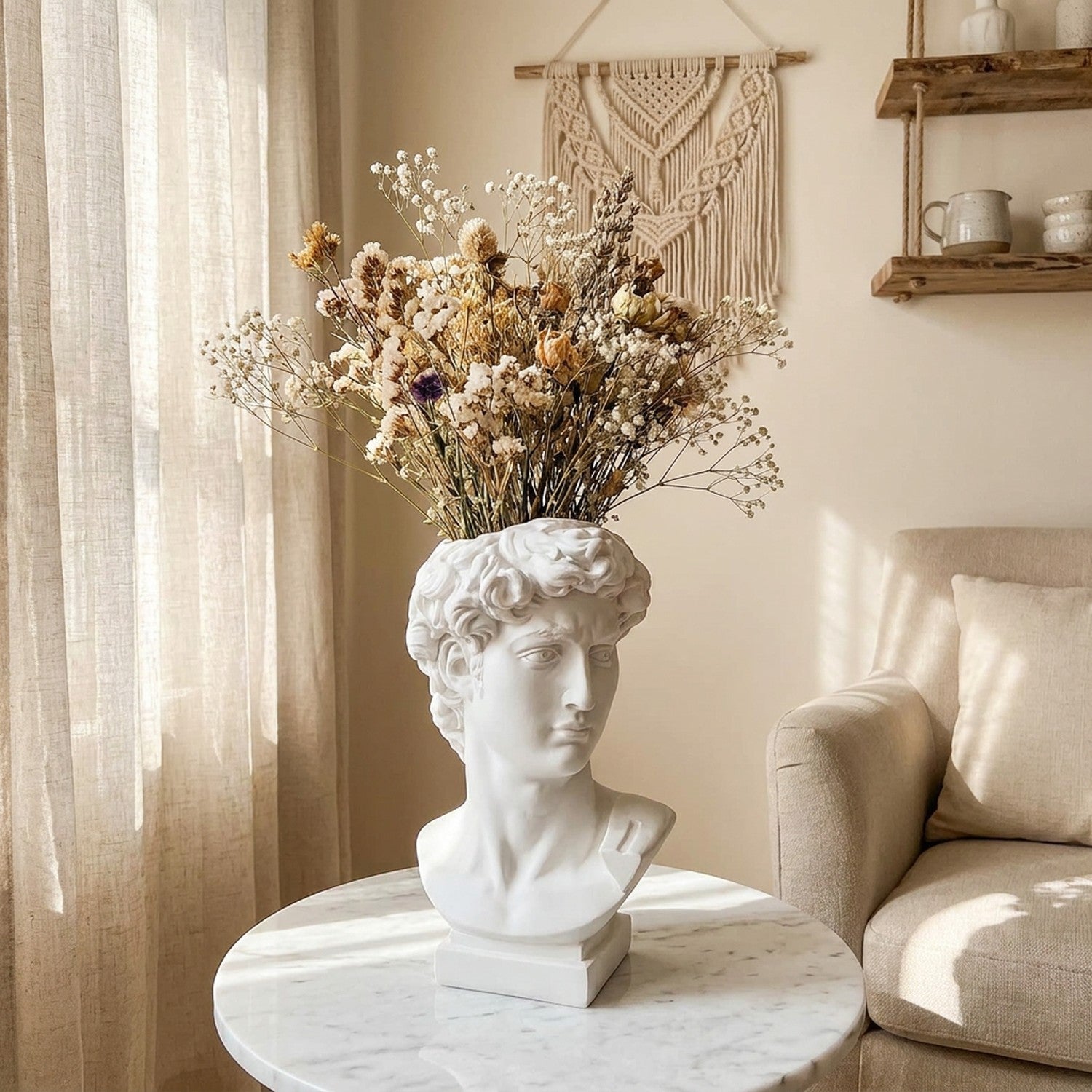 Vase buste antique avec fleurs séchées sur table marbre intérieur bohème