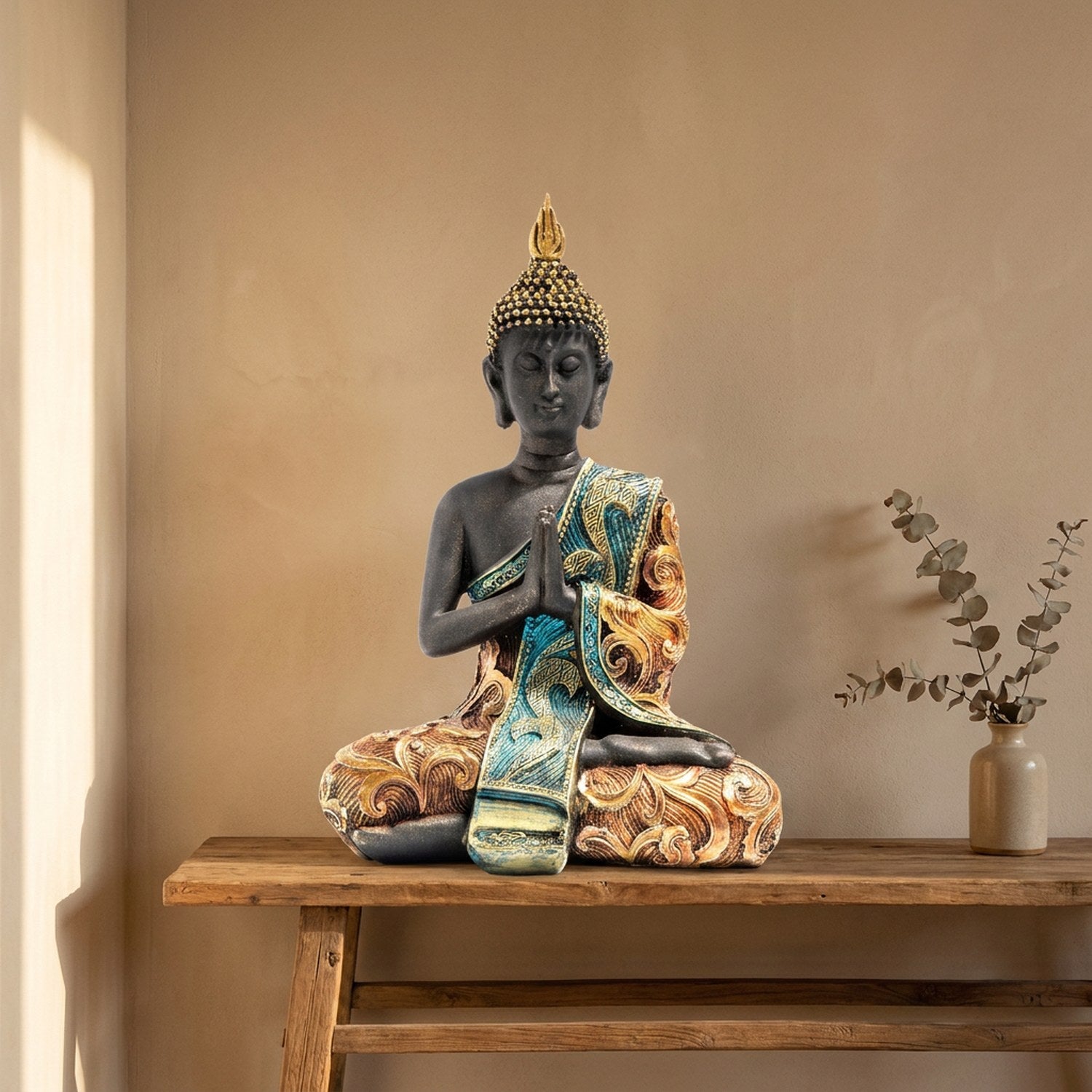 Statuette bouddha décorative en résine noire sur console scandinave, décoration intérieure zen