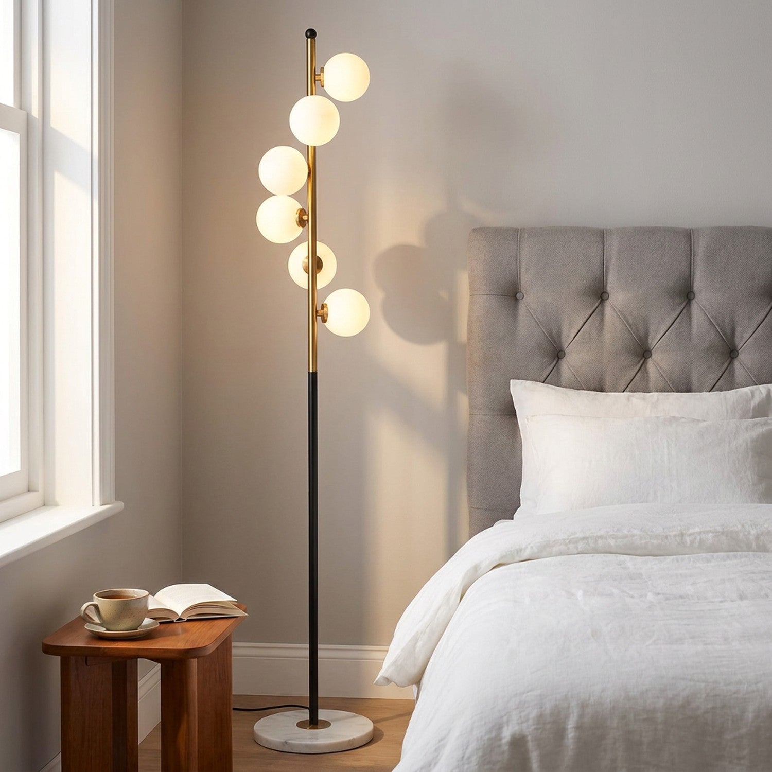 Lampadaire nordique à 5 boules de verre dans une chambre élégante avec tête de lit capitonnée
