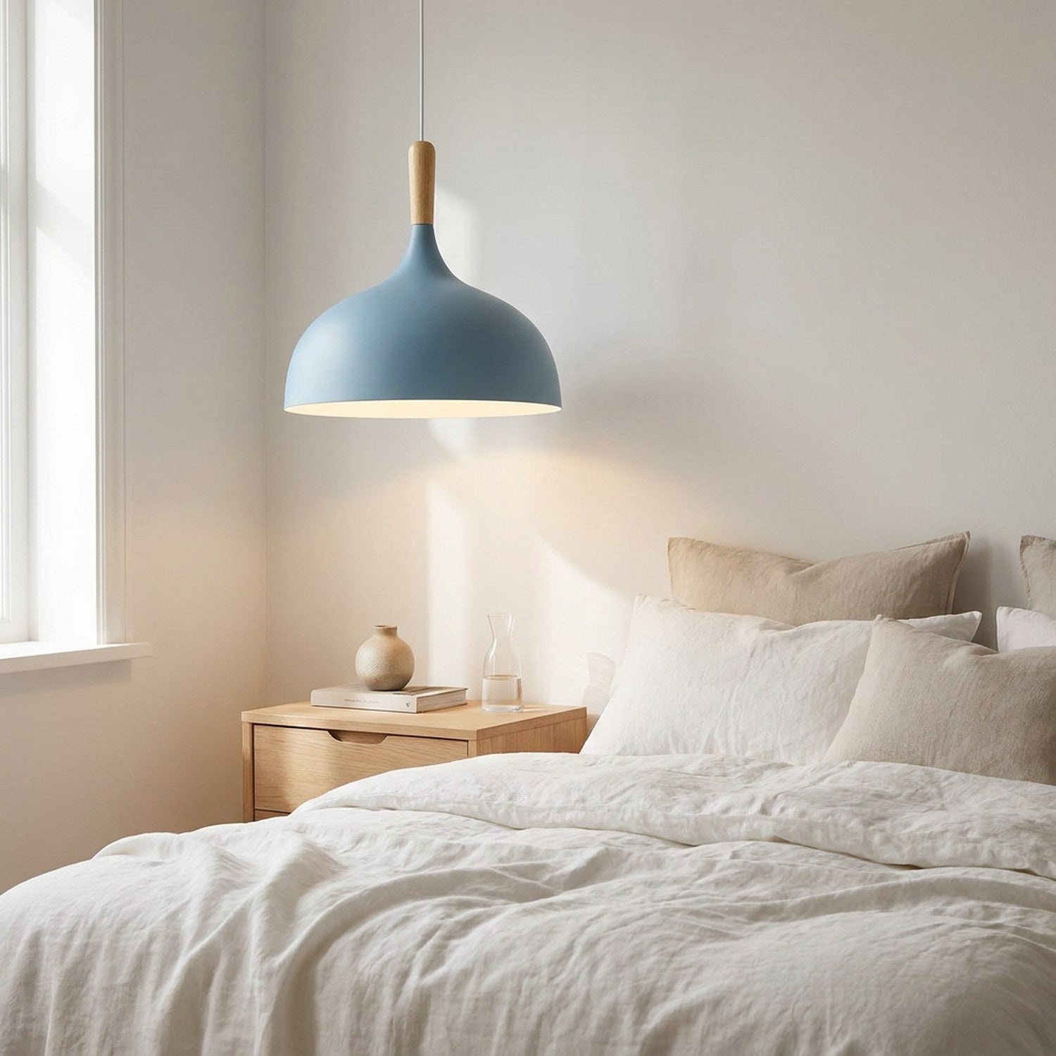 Suspension nordique abat-jour oignon bois naturel dans une chambre cocooning