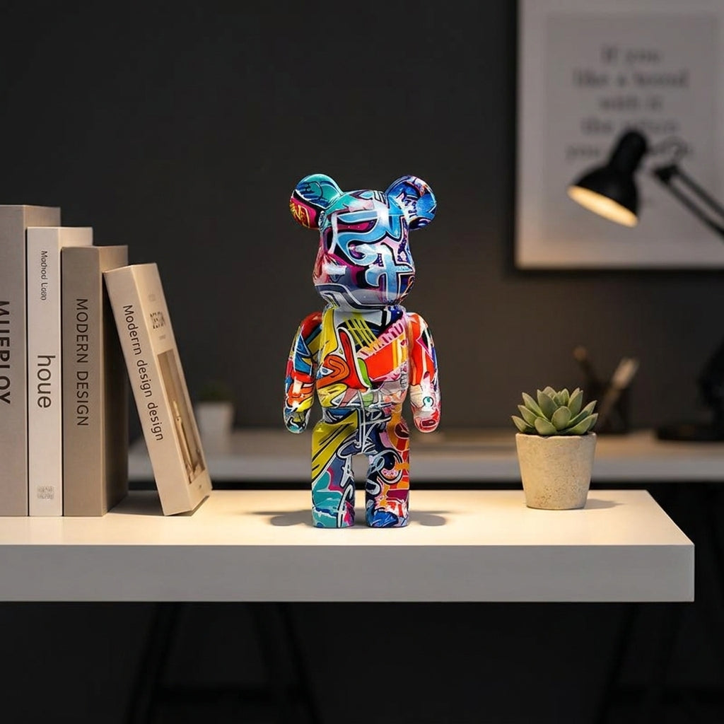 Ours décoratif style street art posé sur un bureau design avec plante verte