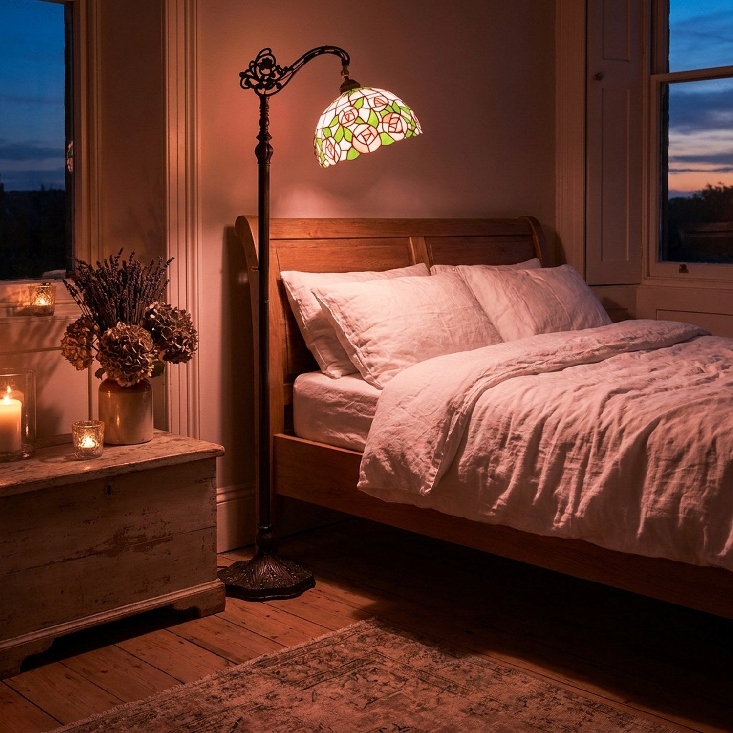 Lampadaire Tiffany roses vertes dans une chambre romantique au coucher du soleil