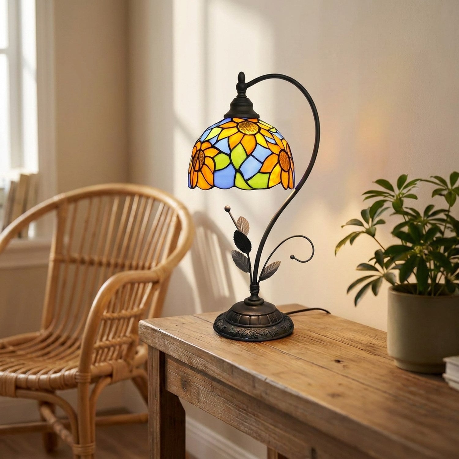 Lampe de table style Tiffany allumée dans un salon bohème avec fauteuil en rotin