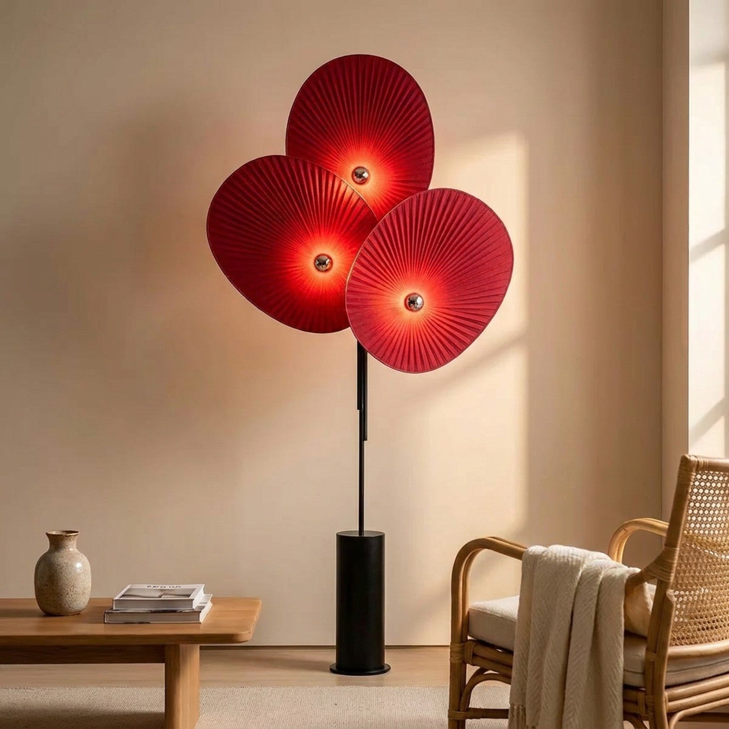 Lampadaire pétales design nordique dans un intérieur japandi lumineux