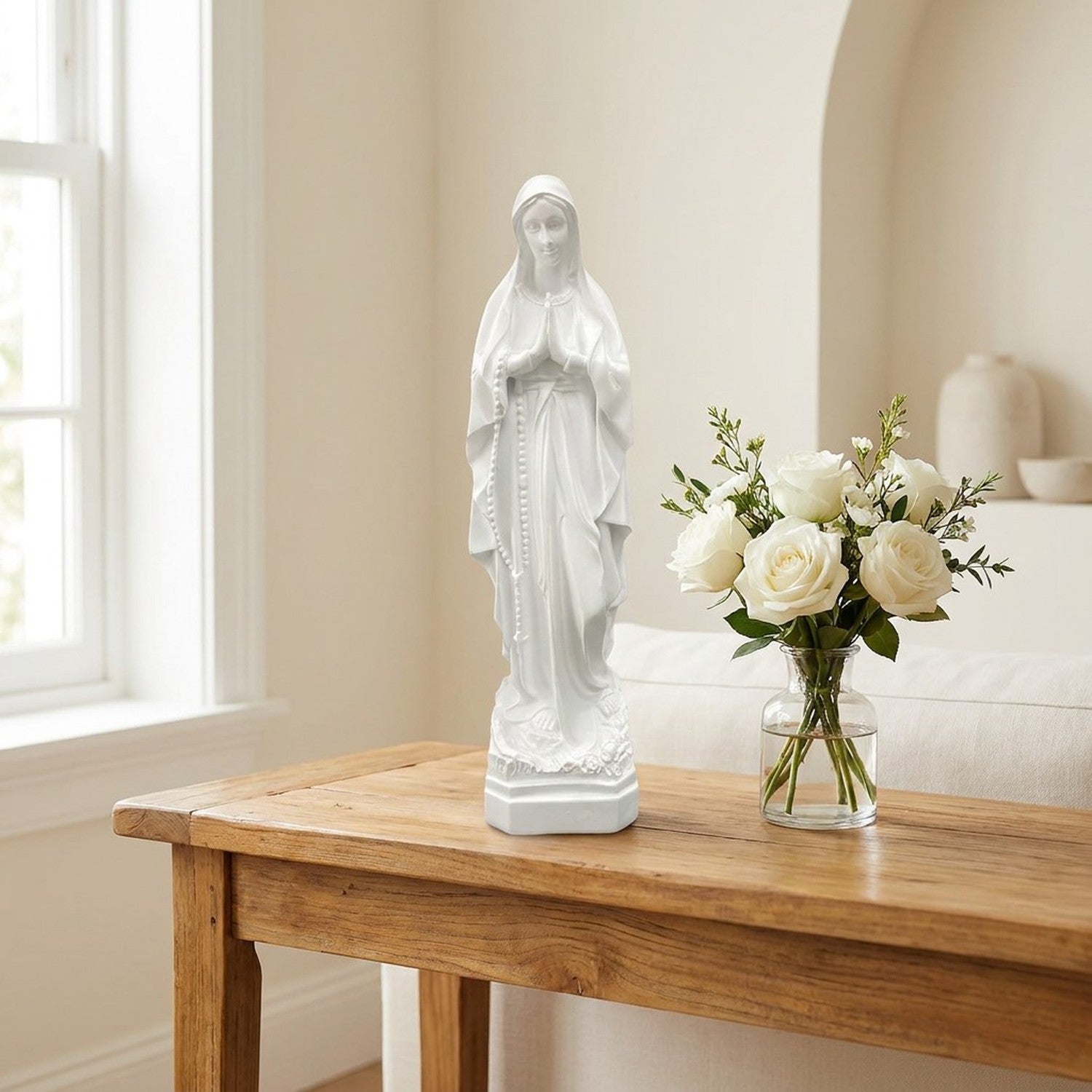 Figurine Notre-Dame de Lourdes résine blanche sur table avec roses