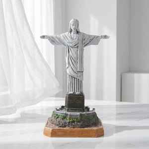 Statue du Christ rédempteur sur une surface en marbre blanc près d'une fenêtre voilée