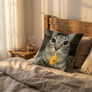 Housse de coussin chat drôle installée sur un fauteuil de lecture confortable