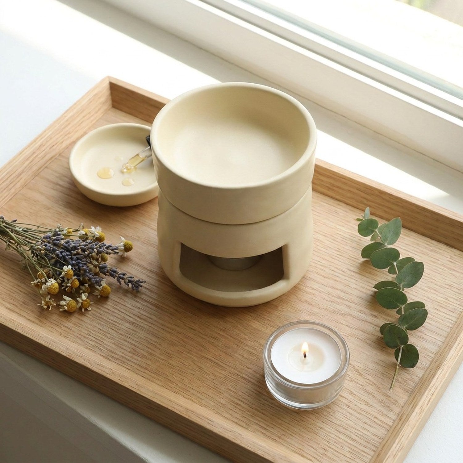 Brûle-parfums posé sur plateau en bois avec fleurs séchées et bougie - vue de dessus