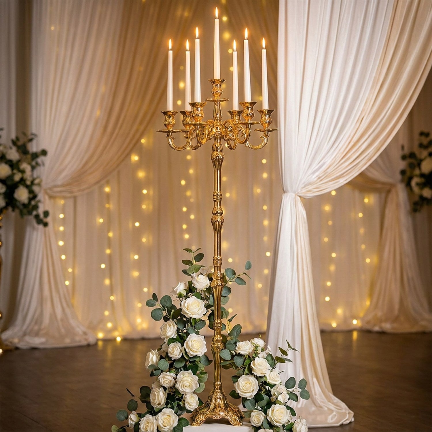 Chandelier doré 7 bras en décoration de mariage avec roses blanches et guirlandes lumineuses