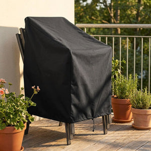 Housse de chaise de jardin sur un balcon entouré de plantes en pot
