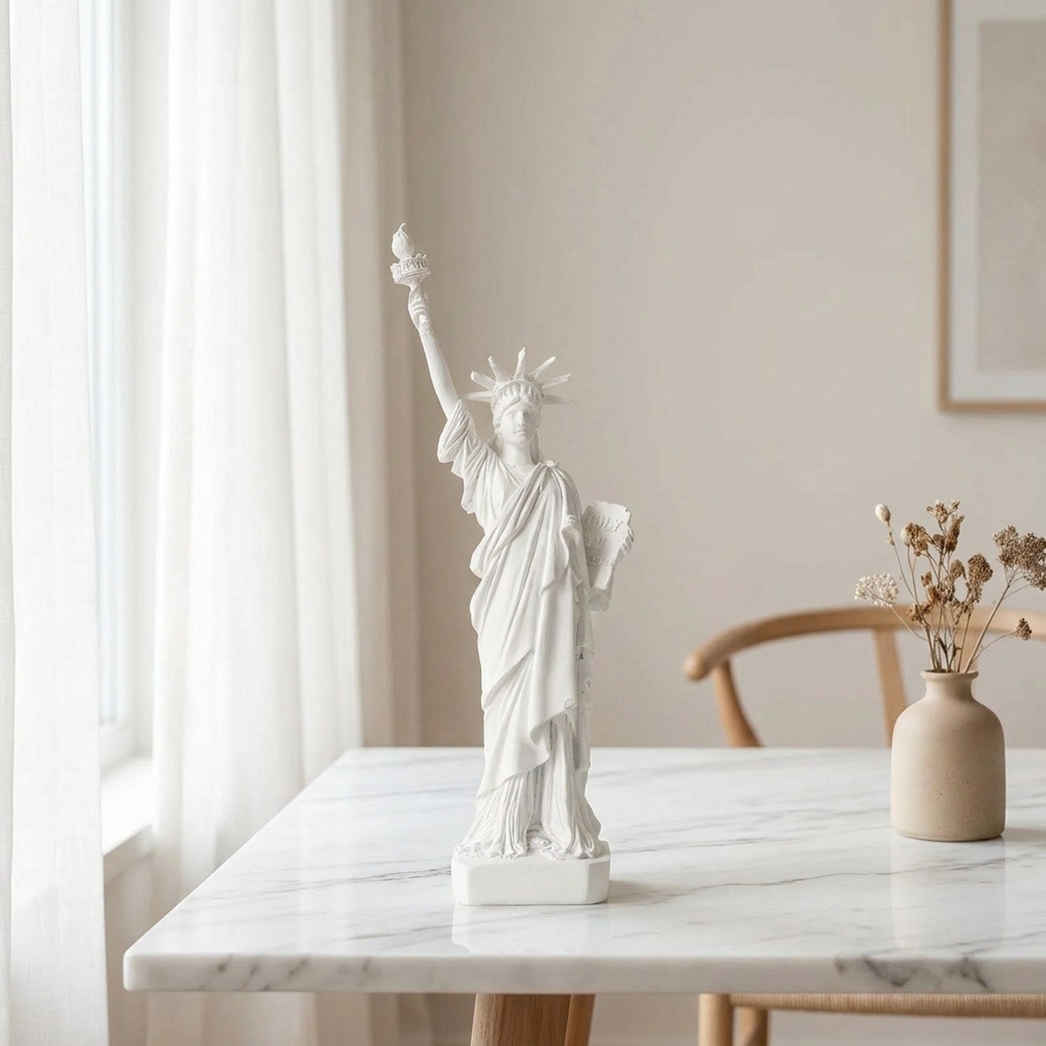 Figurine Statue de la Liberté résine 30 cm sur table en marbre près d'une fenêtre lumineuse