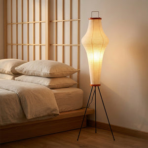 Lampadaire japonais trépied dans une chambre zen avec lit bas et cloison shoji