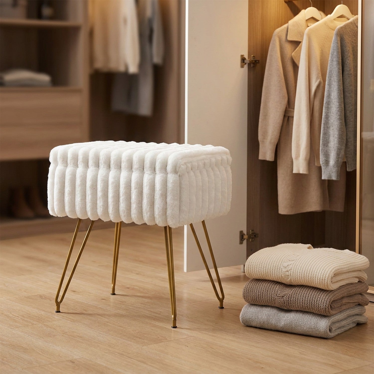 Tabouret coiffeuse en fausse fourrure blanche dans un dressing devant une penderie ouverte