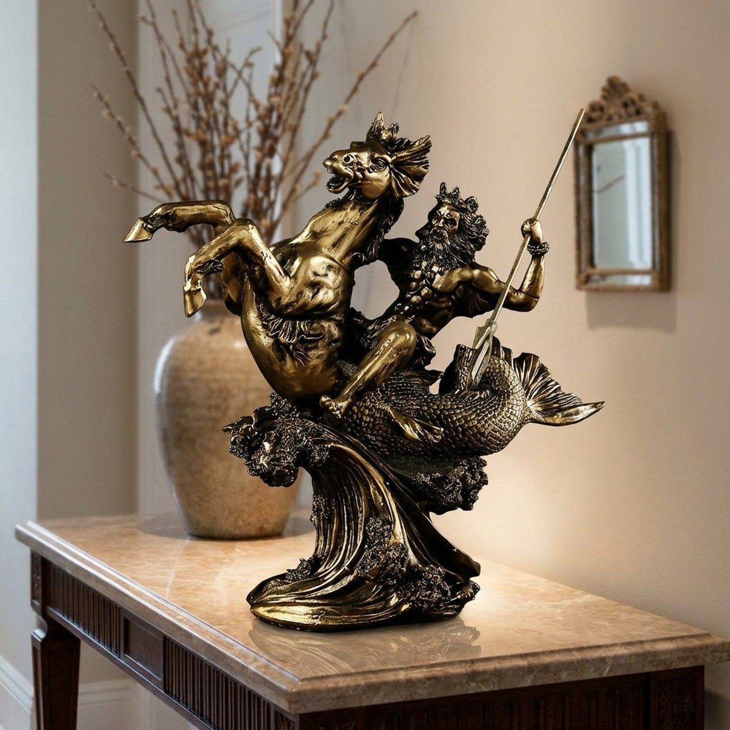 Statue Poséidon bronze antique placée sur une console en marbre dans une entrée élégante