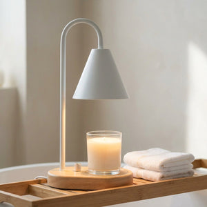 Chauffe-bougie électrique sur étagère de salle de bain zen avec serviettes