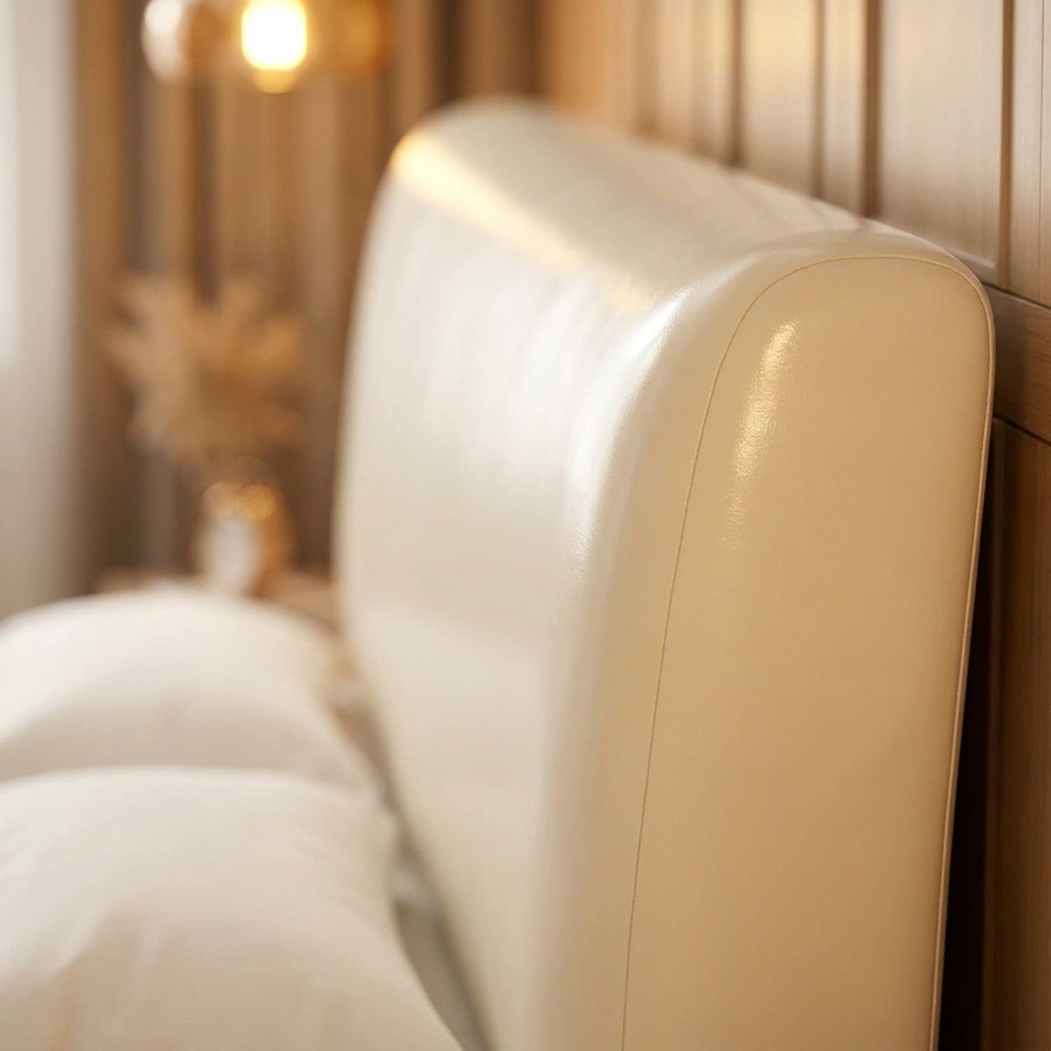 Détail du tissu extensible effet cuir sur le coin arrondi de la tête de lit