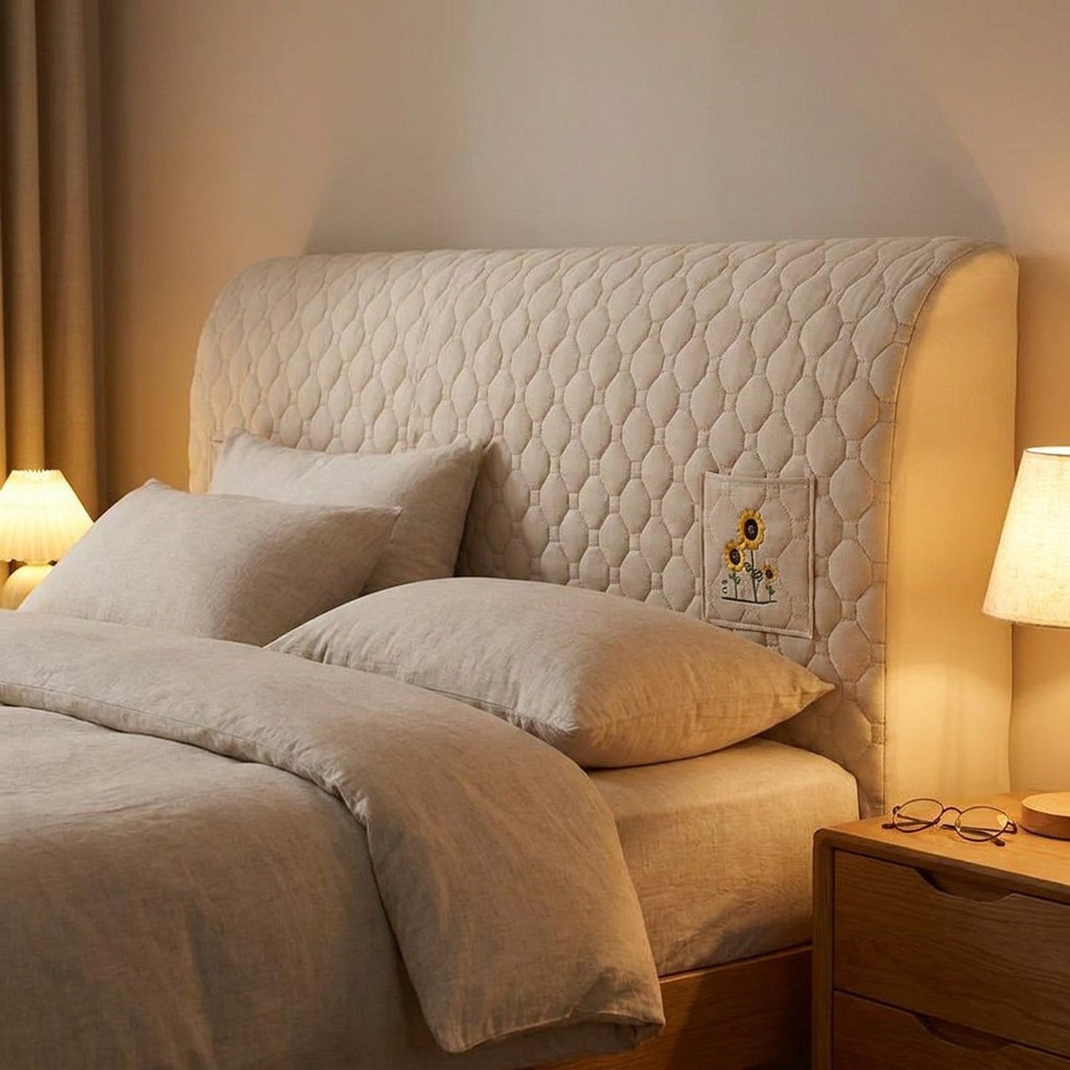 Housse de tête de lit beige en soirée avec lampe de chevet allumée