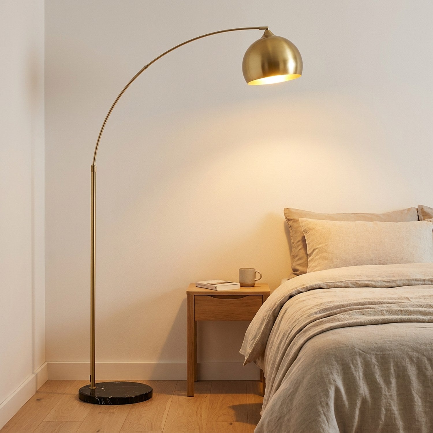 Lampadaire arc doré dans chambre scandinave avec literie lin
