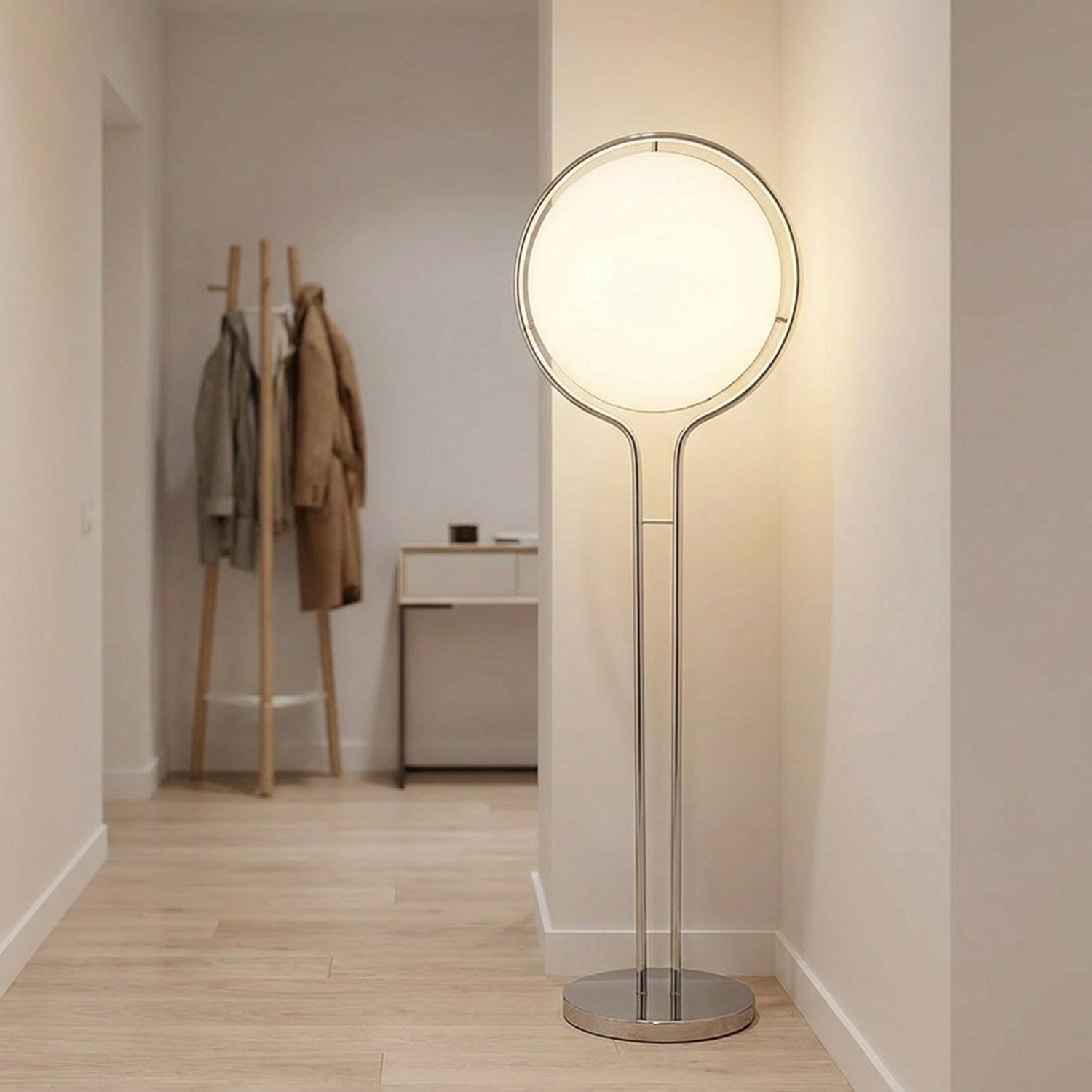 Lampadaire à boule sur socle allumé – ambiance intérieure 3