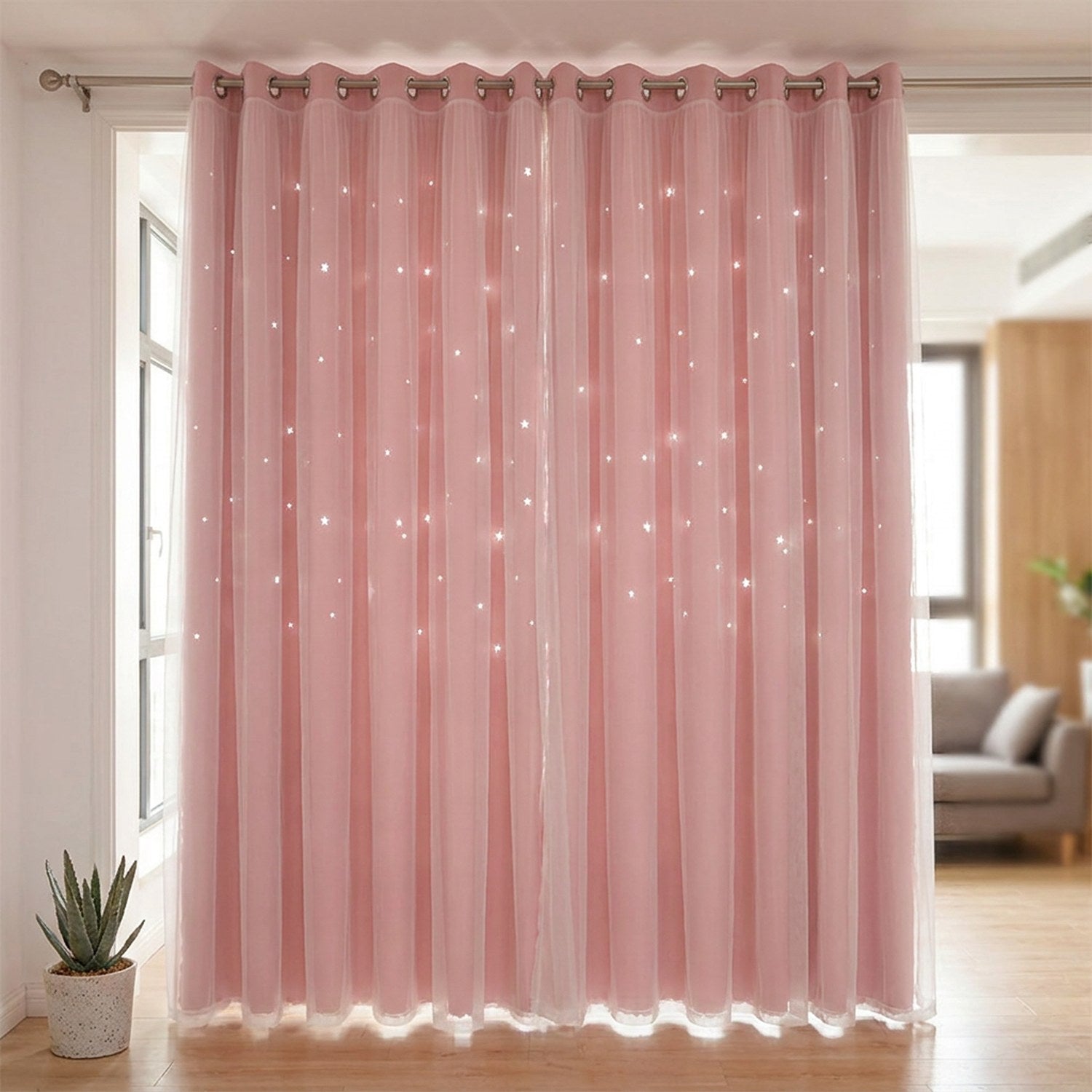 Rideau voilage rose devant une baie vitrée de salon lumineux