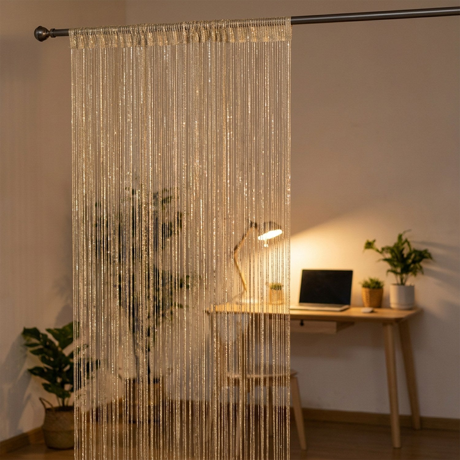 Rideau à fils scintillant doré séparant un bureau dans un intérieur chic