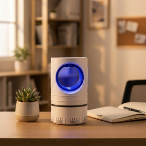 Diffuseur anti-moustique UV blanc sur bureau, plante verte