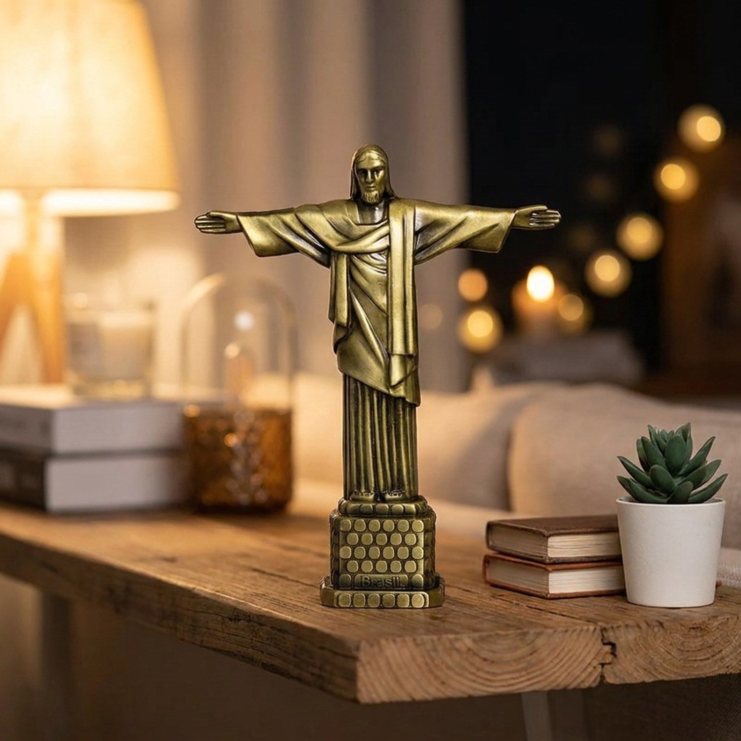 Statue Christ Rédempteur sur une étagère en bois dans un salon chaleureux