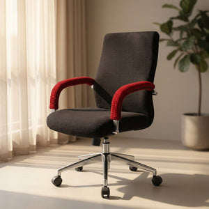 Chaise de bureau avec housses d'accoudoir rouges près d'une fenêtre avec voilage et plante