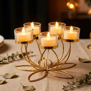 Bougeoir lotus doré 5 bras sur table de dîner romantique