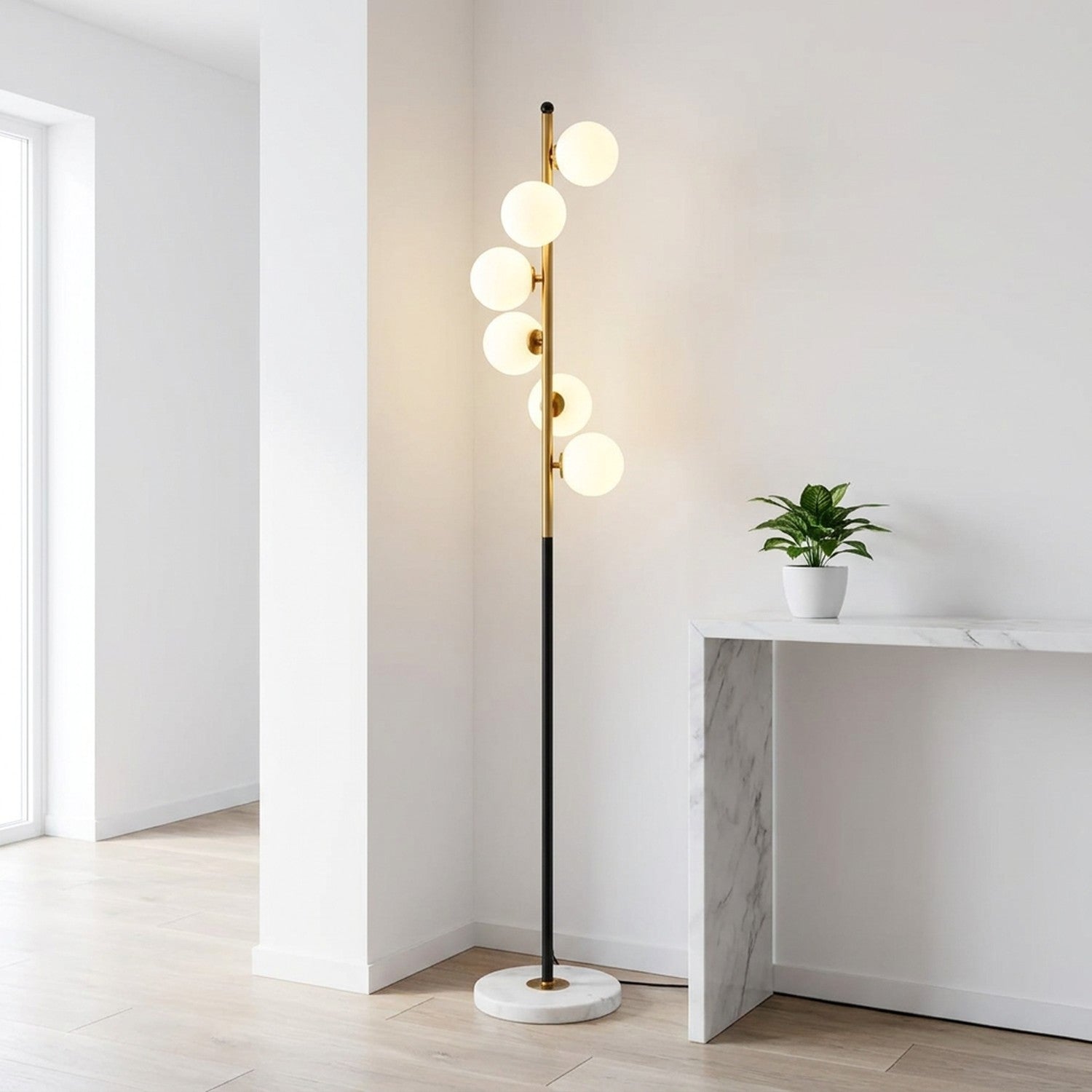 Lampadaire nordique dans un espace minimaliste blanc avec console marbre et plante verte