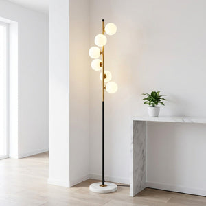 Lampadaire nordique dans un espace minimaliste blanc avec console marbre et plante verte
