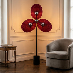 Lampadaire sculptural 3 pétales rouge dans un appartement haussmannien élégant