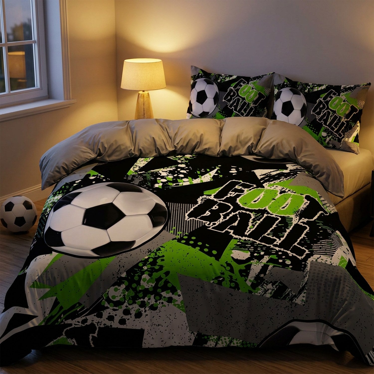 Housse de couette de football dans une chambre chaleureuse avec lampe de chevet allumée