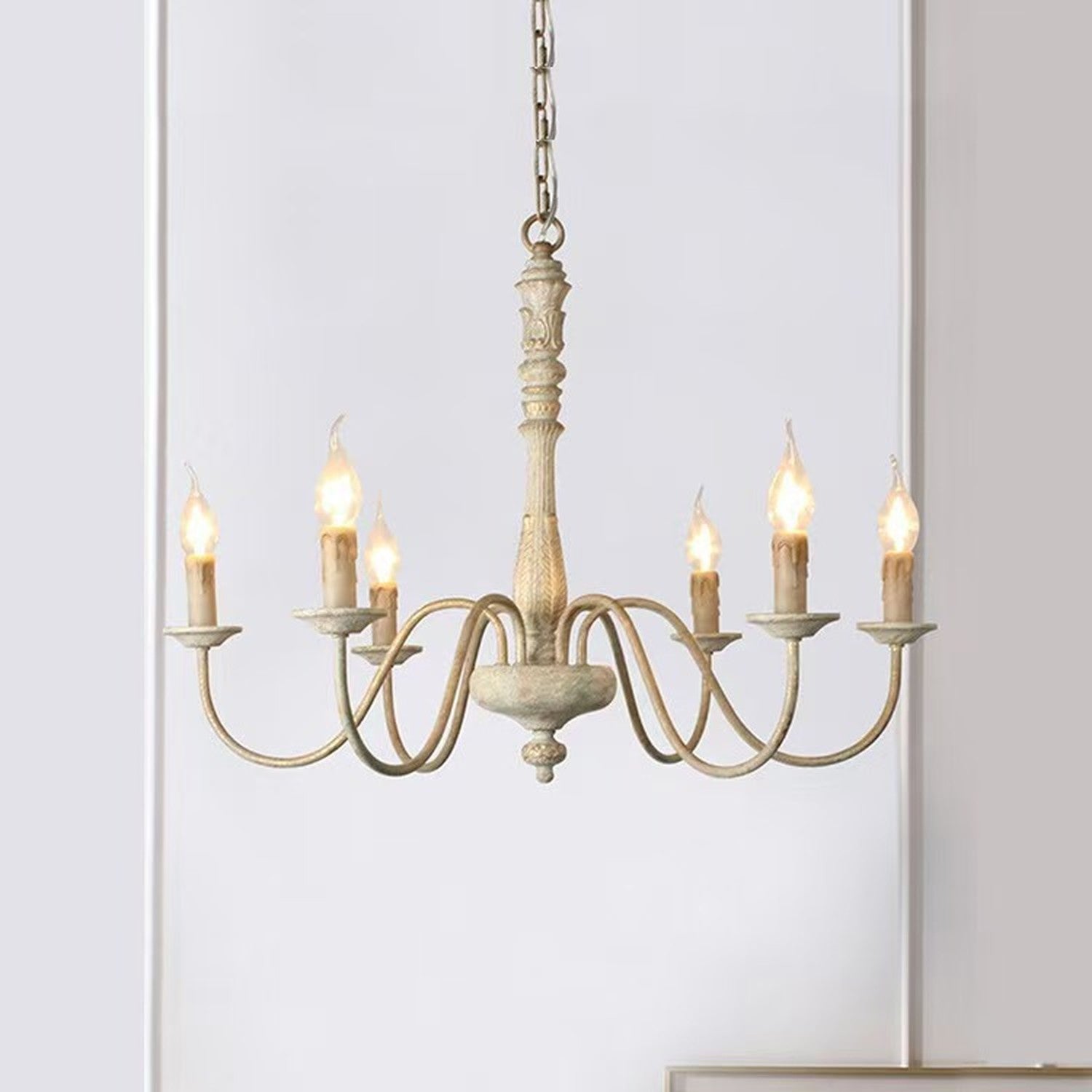 Lustre blanc vieilli avec ampoules façon bougies allumées