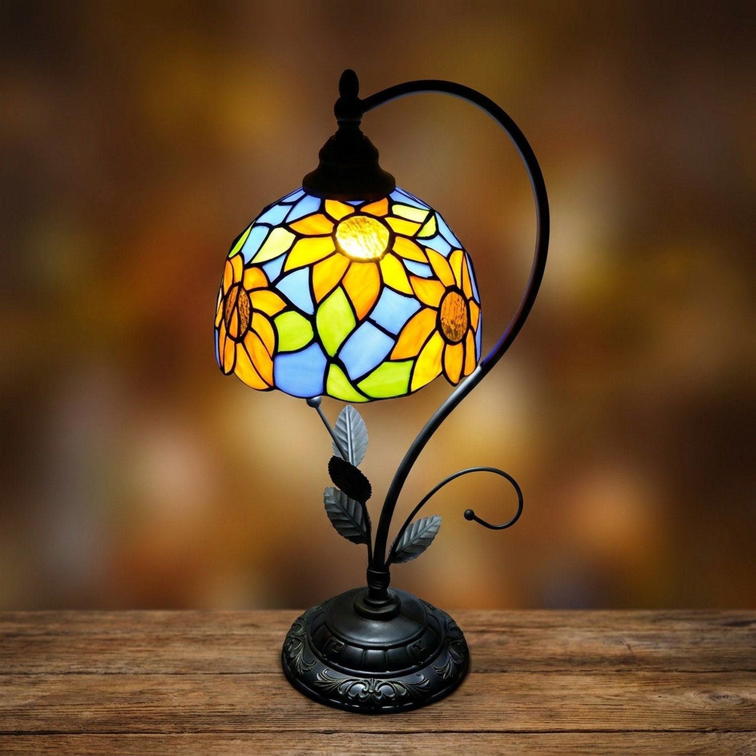 Gros plan sur l'abat-jour vitrail tournesol de la lampe allumée
