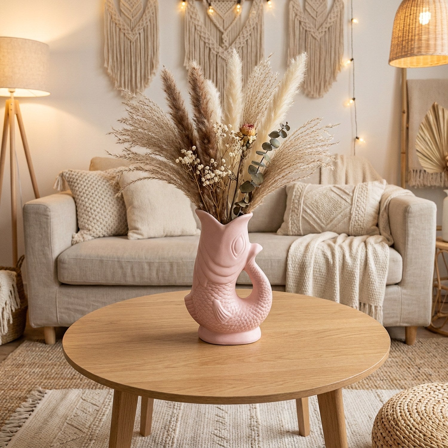 Vase koi rose sur table basse intérieur bohème